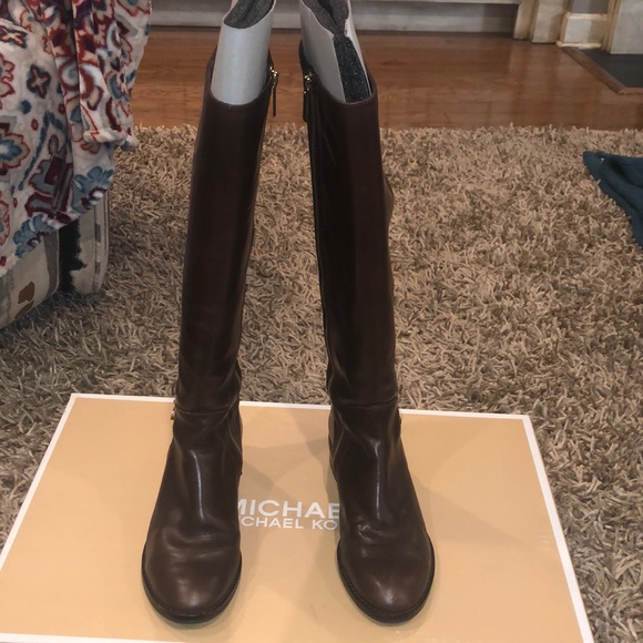 Michael Kors Hamilton stretch boot. 5.5. Brown. - Picture 1 of 17